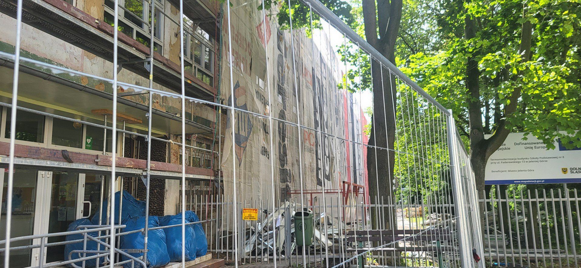 Trwa termomodernizacja Szkoły Podstawowej nr 8 na Zabobrzu. Może przy okazji uda się wyremontować odcinek drogi dojazdowej do budynku?