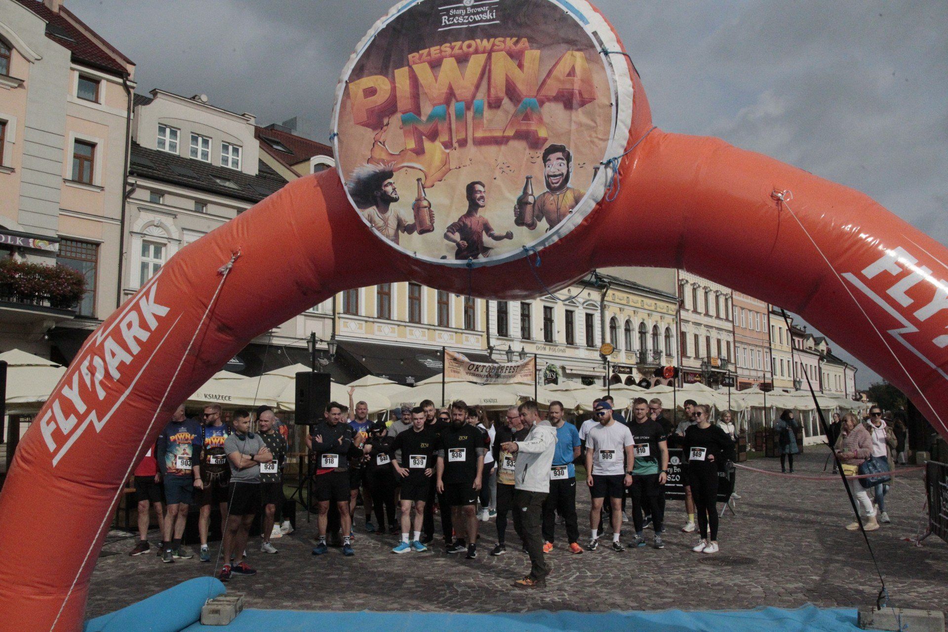 Rynek w Rzeszowie wypełnił się śmiechem, sportową energią i festiwalowym nastrojem podczas wyjątkowego biegu - Piwnej Mili/2025