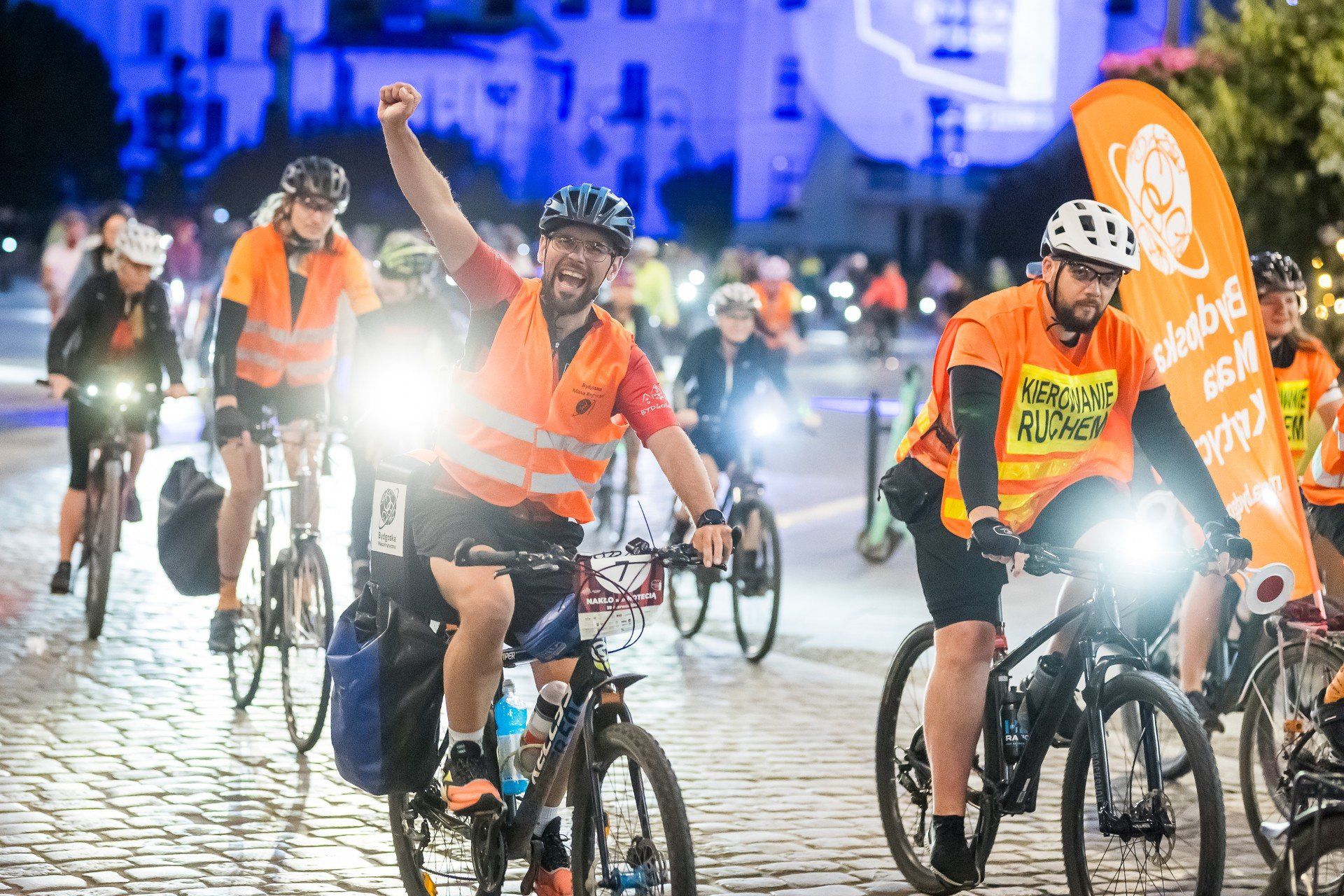 Rowerzyści na Starym Rynku zebrali się ok. 21:30. Rajd wystartował o 22 i zakończył się chwilę przed północą. Uczestników zachęcano, aby mieli przy sobie neonowe gadżety i odblaski, a także kask. Konieczne było sprawne oświetlenie.