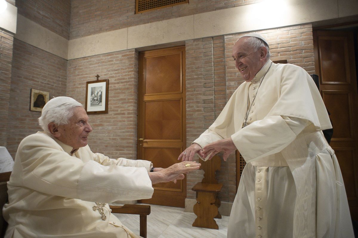 Watykan. Spotkanie papieży w dobie koronawirusa