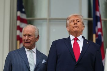 Karol III złamał protokół? Nietypowe powitanie podczas wizyty w USA