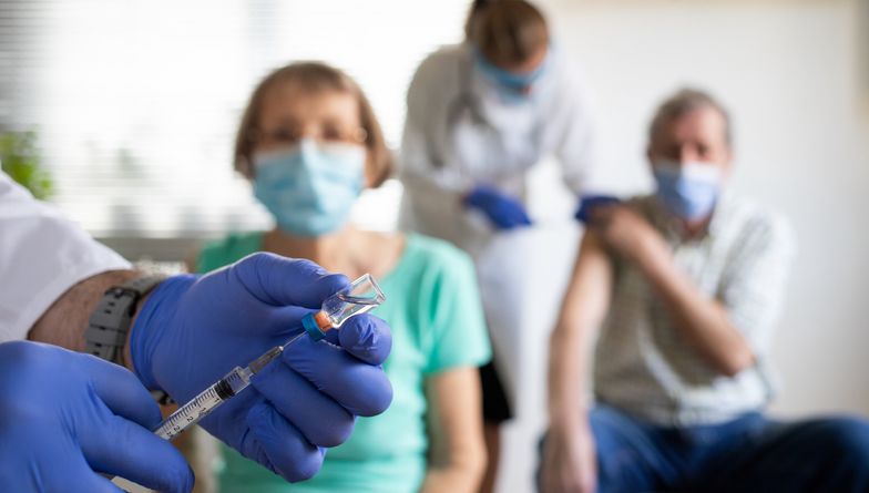Niemcy znoszą restrykcje dla zaszczepionych. Lekarze są przeciwni