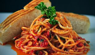 Spaghetti z sosem pomidorowym. Pyszne i proste