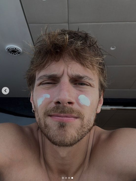 Maciej Musiał prezentuje klatę na jachcie