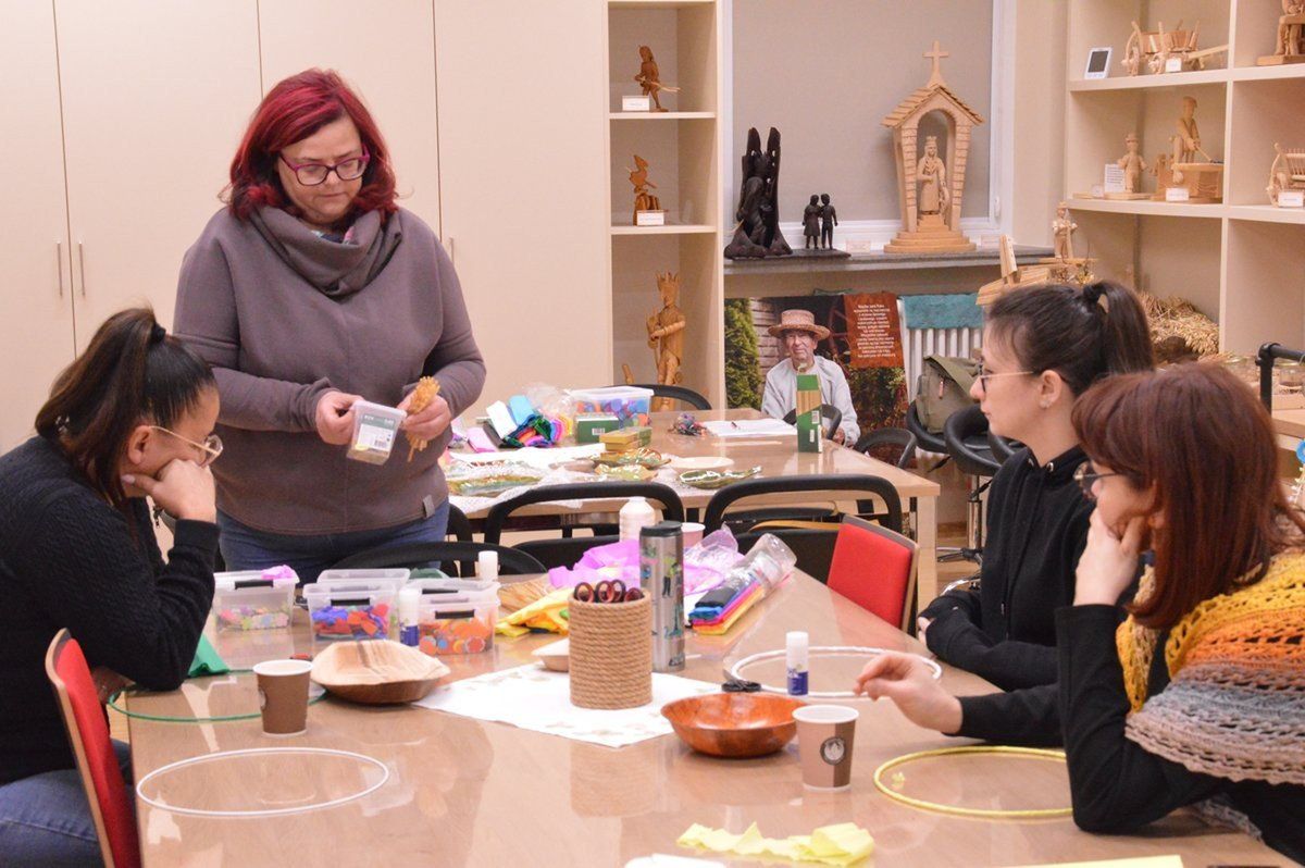 Uczestnicy wykonali pierwszą ozdobę świąteczną inspirowaną pająkiem ludowym