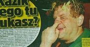 Kazik dłubie w nosie!