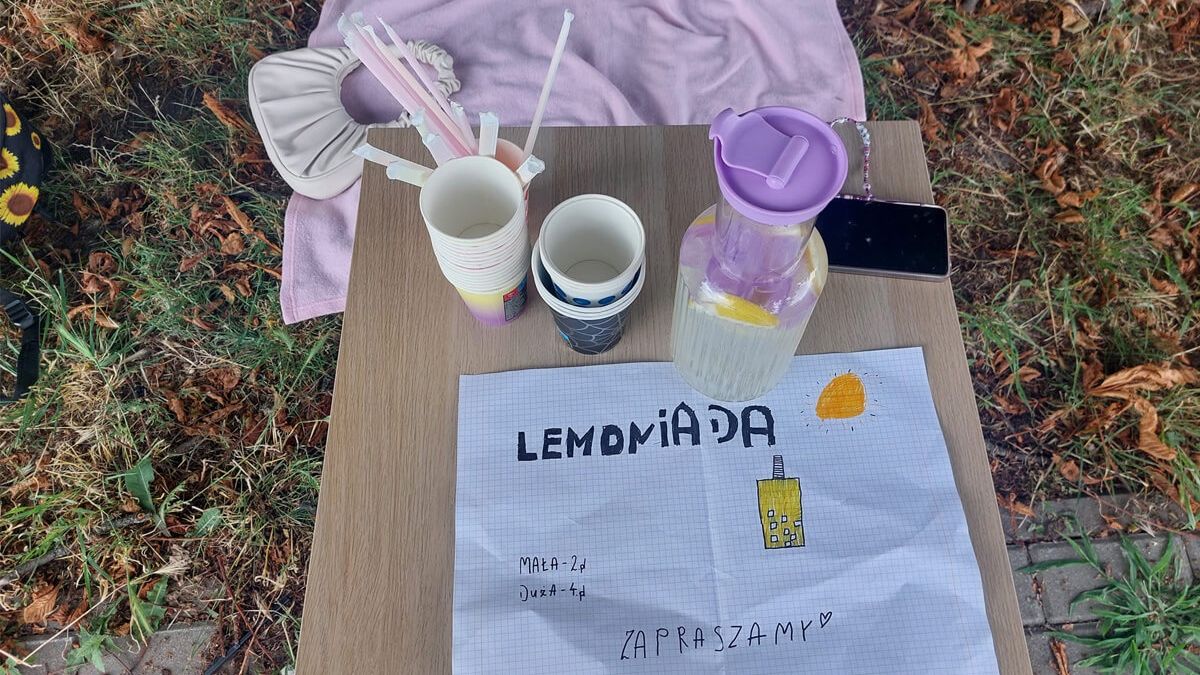 sprzedaż lemoniady na ulicy