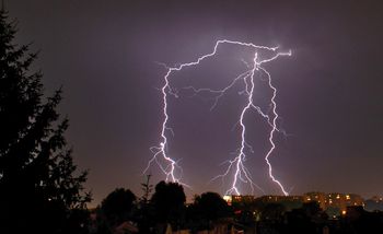 Kraków: Uwaga na burze, silny deszcz, a nawet grad w regionie. Meteorolodzy przestrzegają