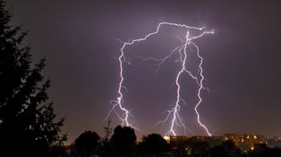 Kraków: Uwaga na burze, silny deszcz, a nawet grad w regionie. Meteorolodzy przestrzegają