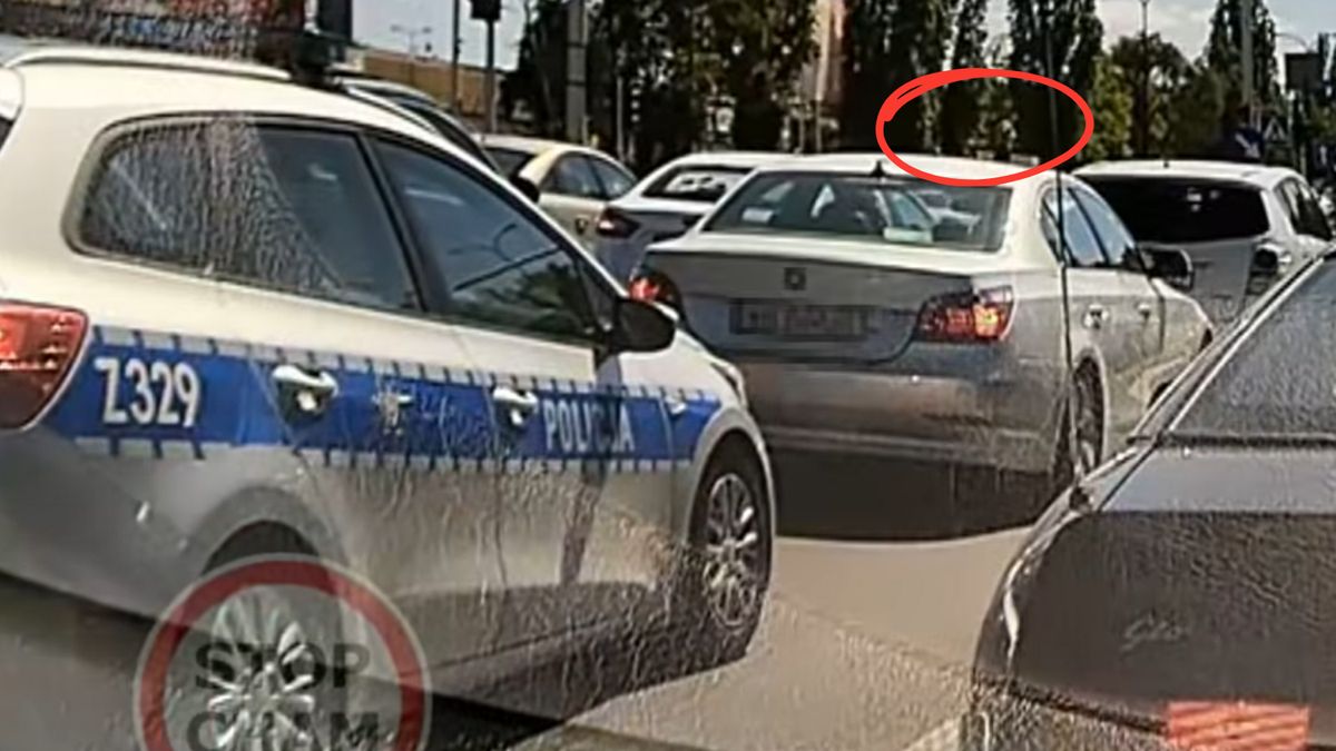 Pasażer BMW pokazał środkowy palec w kierunku radiowozu. Takiego obrotu sprawy się nie spodziewał