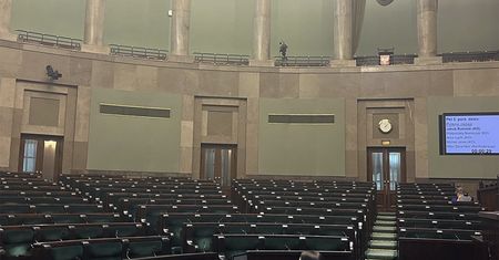 Pokazali zdjęcia z Sejmu. "Ci ludzie są teraz w pracy"