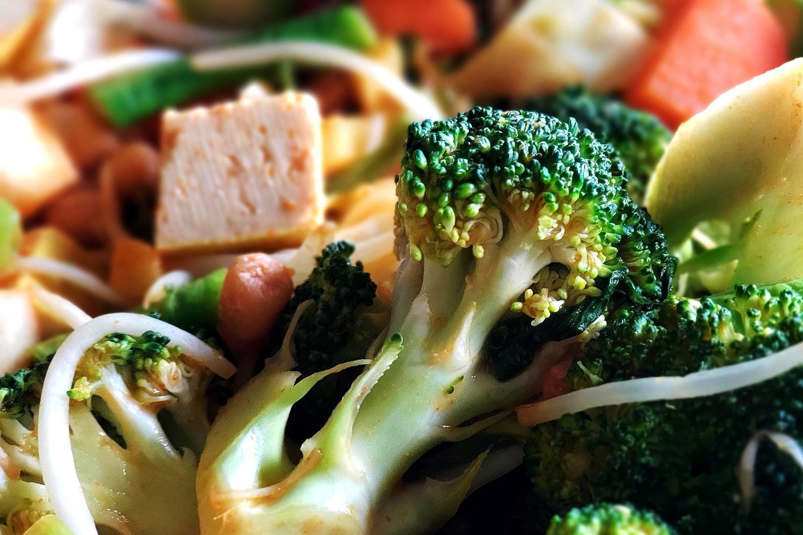 Ekspresowa sałatka z brokułów. Wystarczą 3 składniki