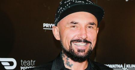 Odstrojony Patryk Vega z żoną na premierze "Pitbulla". Skupili na sobie całą uwagę