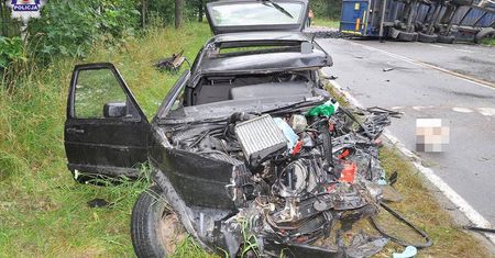 Śmiertelny wypadek w Ossówce. Wjechał wprost pod ciężarówkę (zdjęcia)