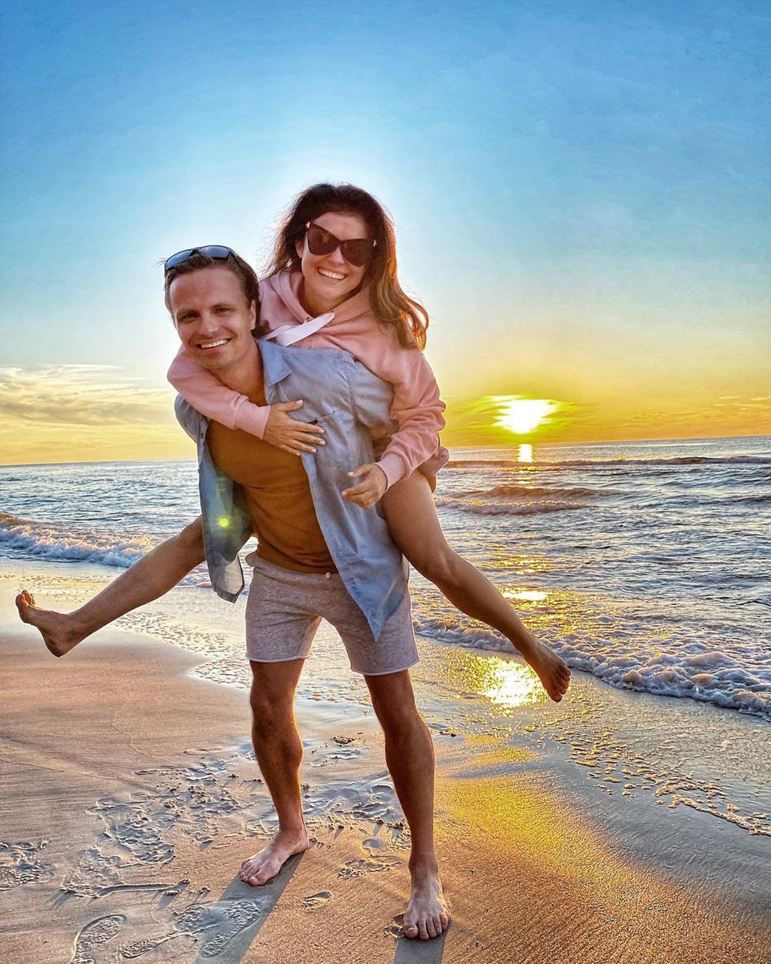 Kasia Cichopek i Marcin Hakiel relaksują się nad polskim morzem