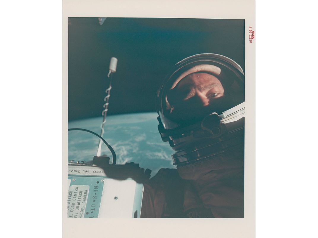 Pierwsze selfie zrobione w kosmosie jest na sprzedaż 2