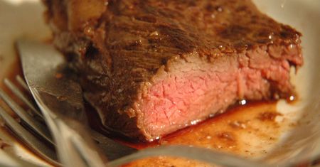 Grillowany rostbef wołowy bez kości (mięso i tłuszcz, III klasa mięsa)