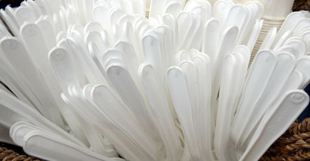 Zakaz sprzedaży plastikowych jednorazówek. Unia zaczyna negocjować przepisy