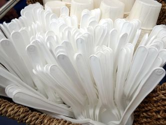 Zakaz sprzedaży plastikowych jednorazówek. Unia zaczyna negocjować przepisy