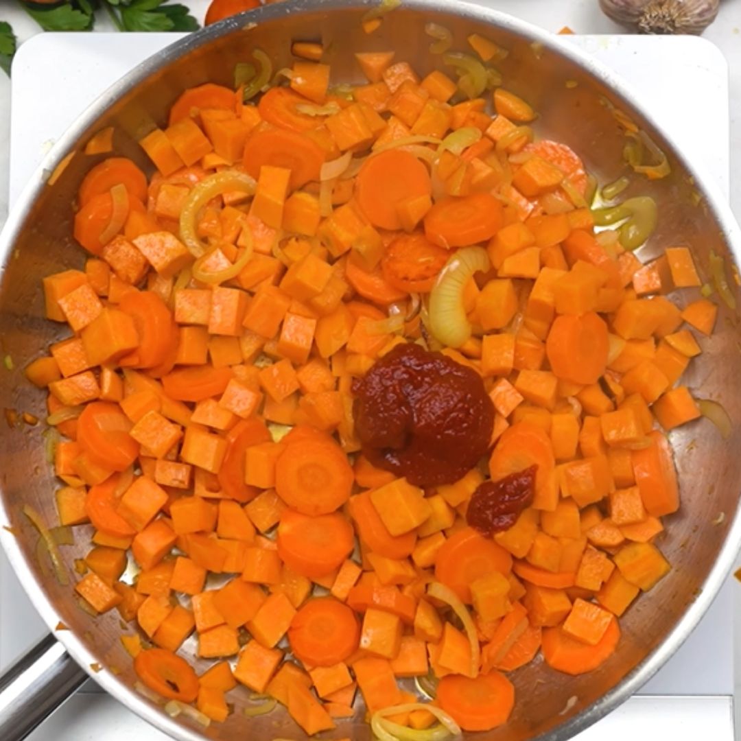 To the vegetables from the pan, I add, among other things, tomato puree.