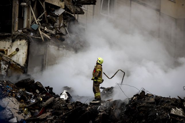 DNIPRO, UKRAINE - JANUARY 15: Firefighters conduct search and rescue operation in the rubbles of destroyed residential building after a Russian missile strike amid Russia-Ukraine war in Dnipro, Ukraine on January 15, 2023. The death toll rose to 14 including a 15-year-old. (Photo by Mustafa Ciftci/Anadolu Agency via Getty Images)