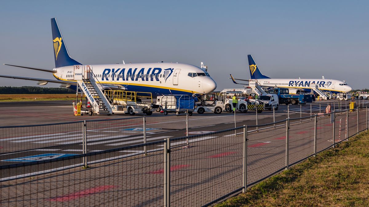ryanair, modlin, samolot, lotnisko, loty, lotnictwo