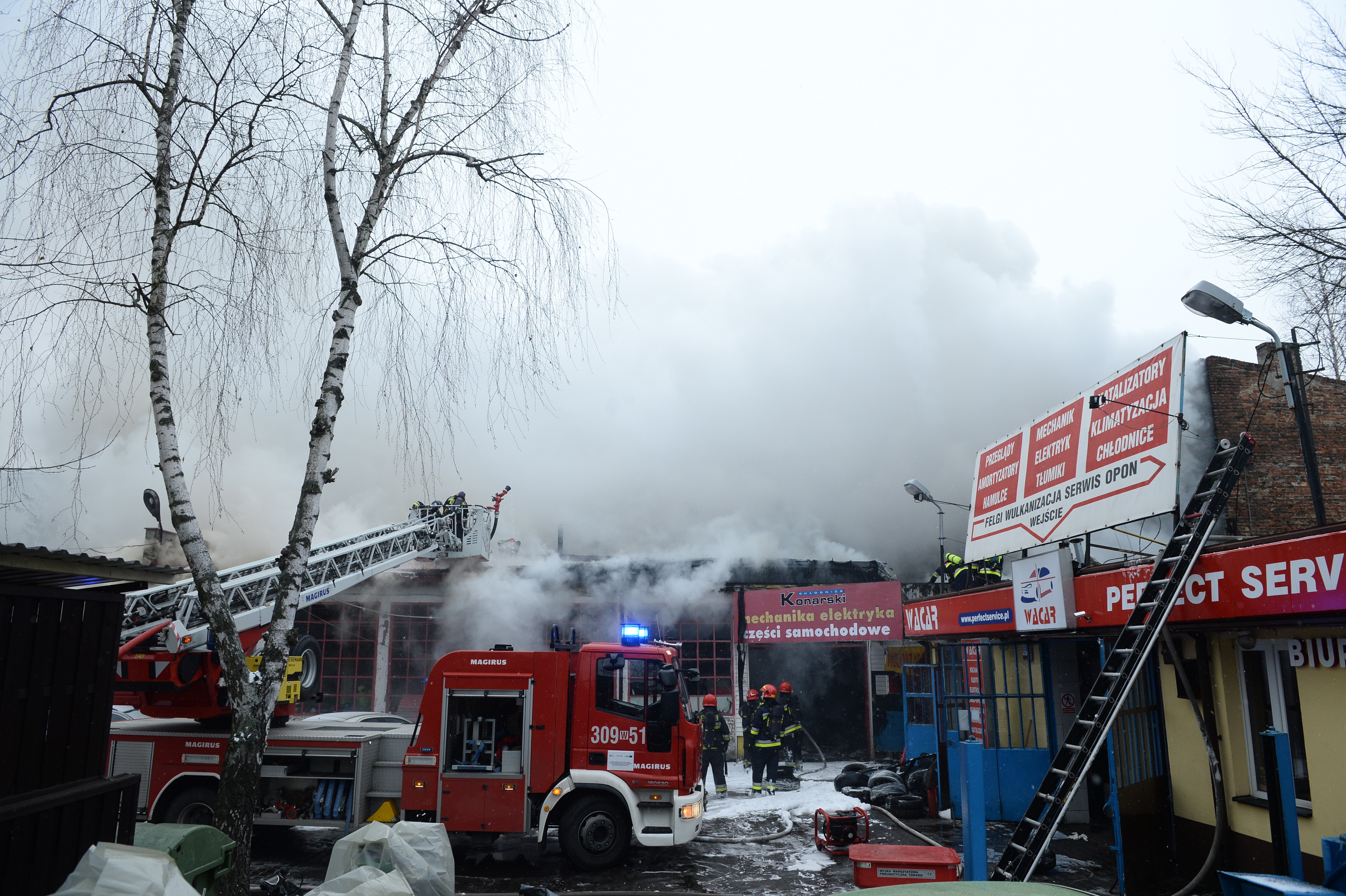 ZaczÄ™Å‚o siÄ™ od poÅ¼aru dachu budynku przy ulicy RacÅ‚awickiej OgieÅ„ zajÄ…Å‚ jednak caÅ‚y warsztat samochodowy Na miejscu jest spore zadymienie