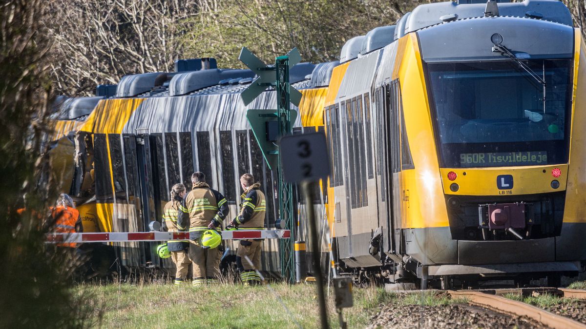 Officials and emergency responders inspect the accident scene after two trains collided between Hilleroed and Kagerup at Isteroedvejen, Denmark, 23 April 2026. There are reports of personal injuries, according to the duty officer at North Zealand Police. Kagerup is located on the Gribskov Line between Hilleroed and Helsinge. EPA/STEVEN KNAP DENMARK OUT Dostawca: PAP/EPA.