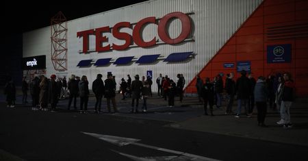 Tłumy pod Tesco w Warszawie. Mieszkańcy zapalili znicze
