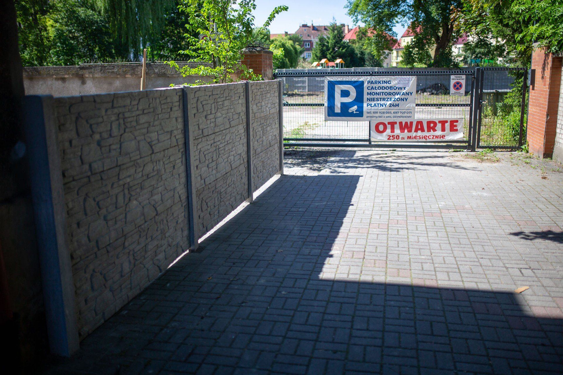 Betonowy mur uniemożliwia mieszkańcom kamienicy wjazd na własne podwórko