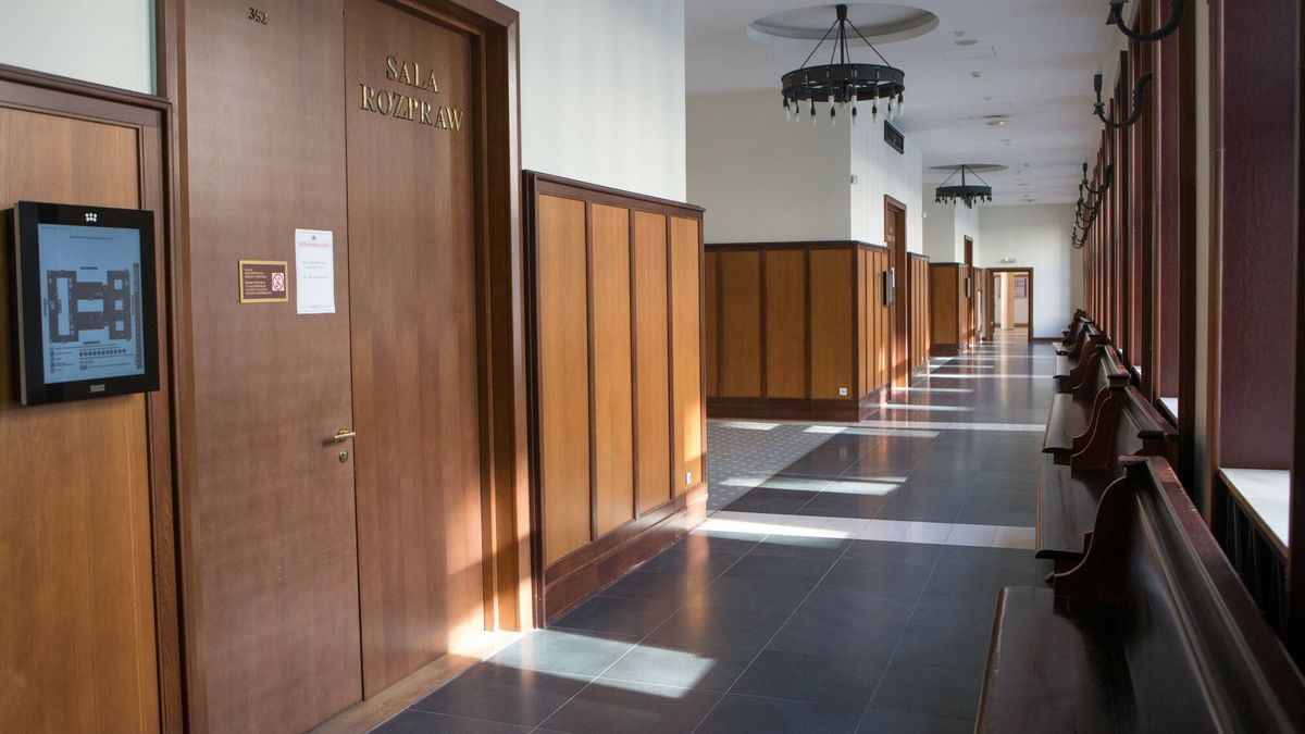  Iwona Kaczmarzyk przepracowała w kieleckim Sądzie Okręgowym 16 lat. Była starszym inspektorem. Przepisy prawa pracy miała w jednym paluszku. Twierdzi, że dyscyplinarka, którą dostała, to rewanż za to, że wywlekała jako związkowiec na światło dzienne niekorzystne dla pracodawcy sprawy.