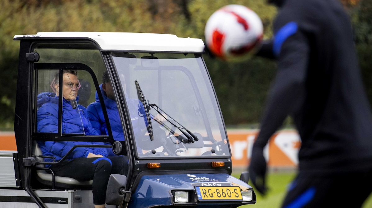 Louis van Gaal obserwuje trening w wózku golfowym