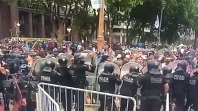 Pożegnanie Diego Maradony. Fani wywołali burdy przed pałacem [WIDEO]