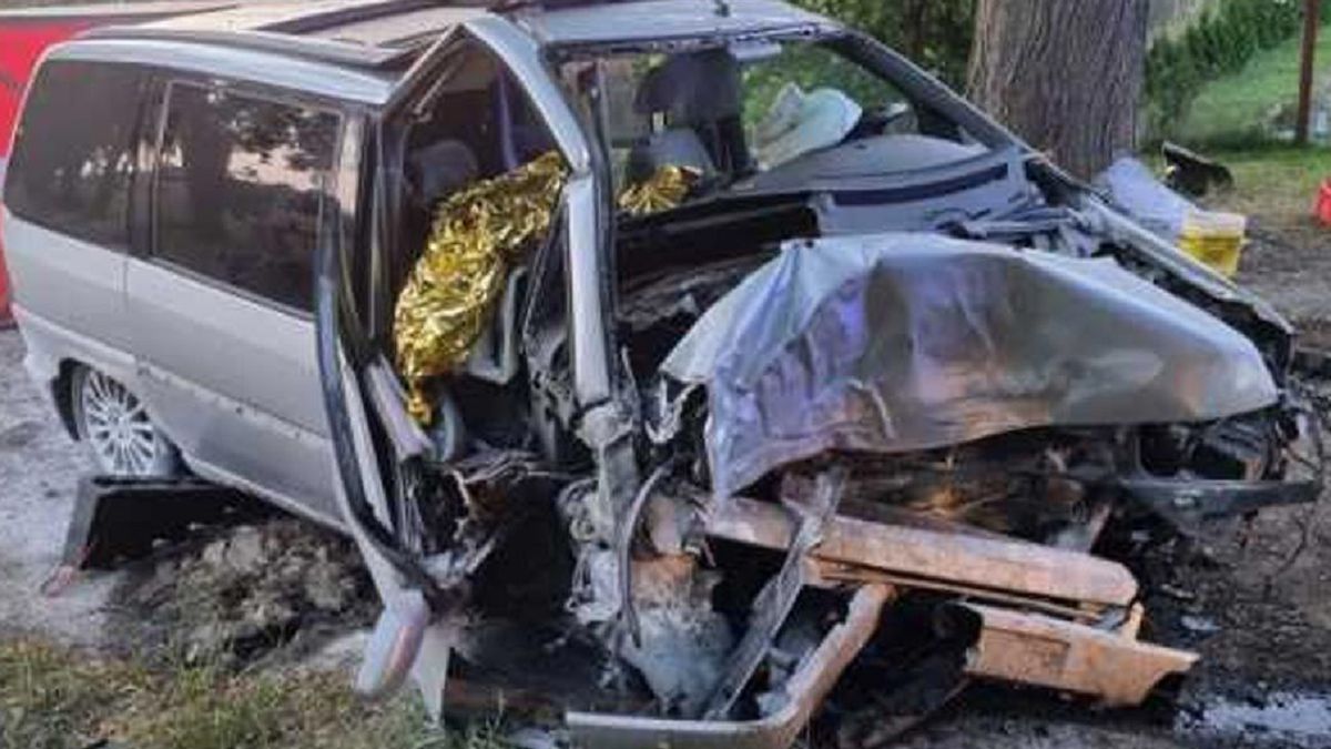 Samochód nagle zjechał z drogi i uderzył w drzewo.