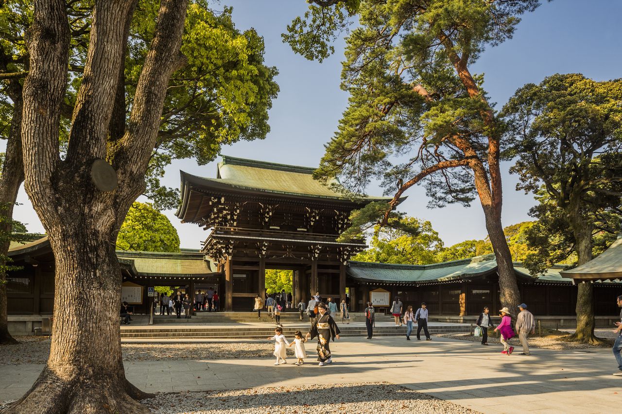 American tourist arrested for vandalizing Tokyo's sacred gate