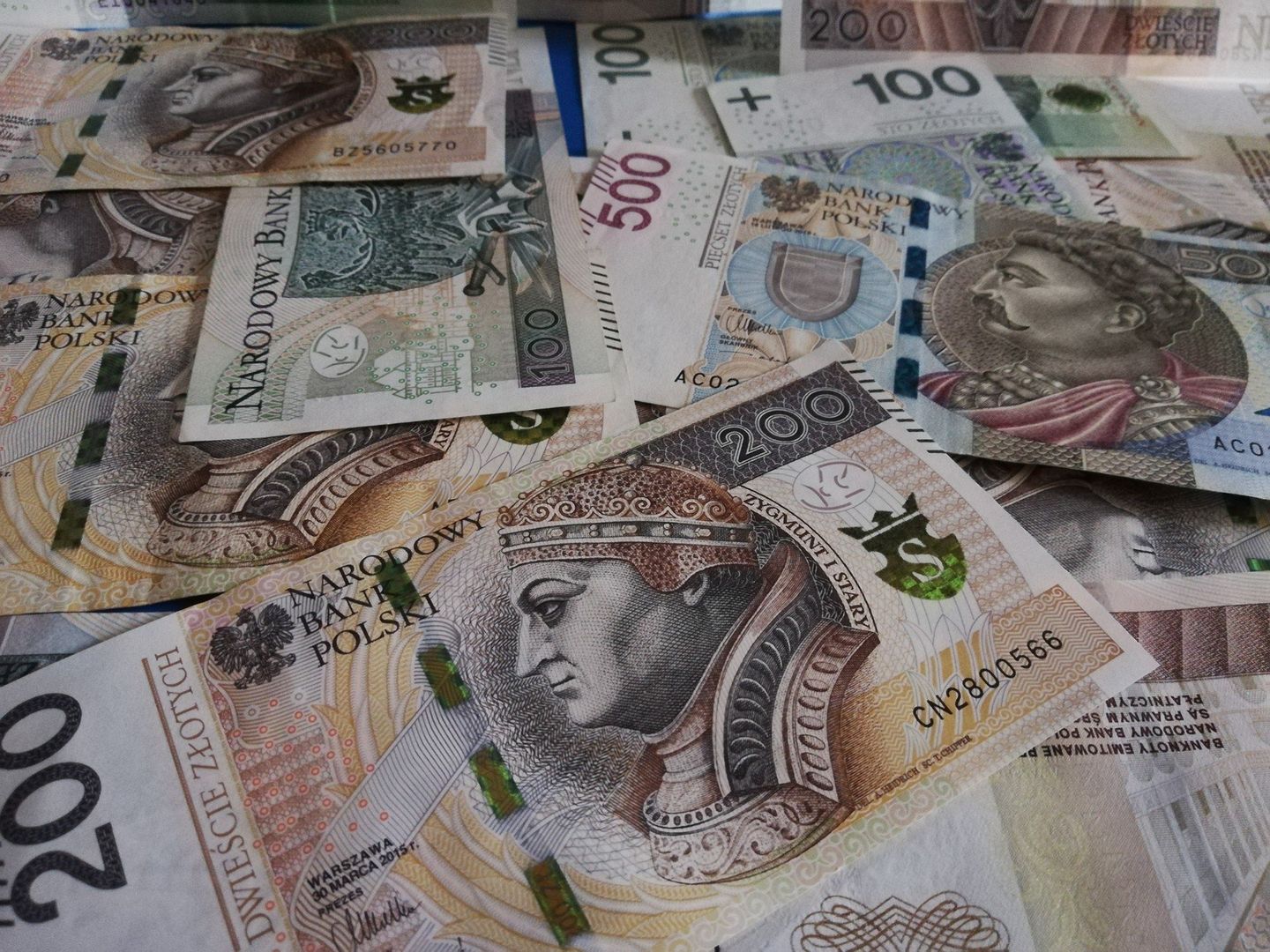 Zgodnie z przepisami, jeśli prognozowana inflacja na kolejny rok wynosi co najmniej 5 proc., minimalne wynagrodzenie oraz minimalna stawka godzinowa są zmieniane dwa razy w roku - 1 stycznia i 1 lipca. Tak było w dwóch poprzednich latach, gdy inflacja osiągała wysokie wartości. W 2025 roku płaca minimalna nie będzie podnoszona dwukrotnie (ze względu na niższą inflację).