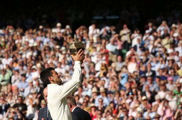 Djoković płakał, wznosząc wimbledoński puchar. Łzy ciekły także po policzku przegranego w finale Federera (Foto: Twitter)