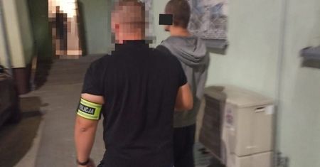 Poszukiwany 2 listami gończymi 41-latek wpadł podczas zakupów
