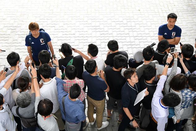 Japończycy oblegani przez dziennikarzy (fot. Masahiro Ura/Getty)