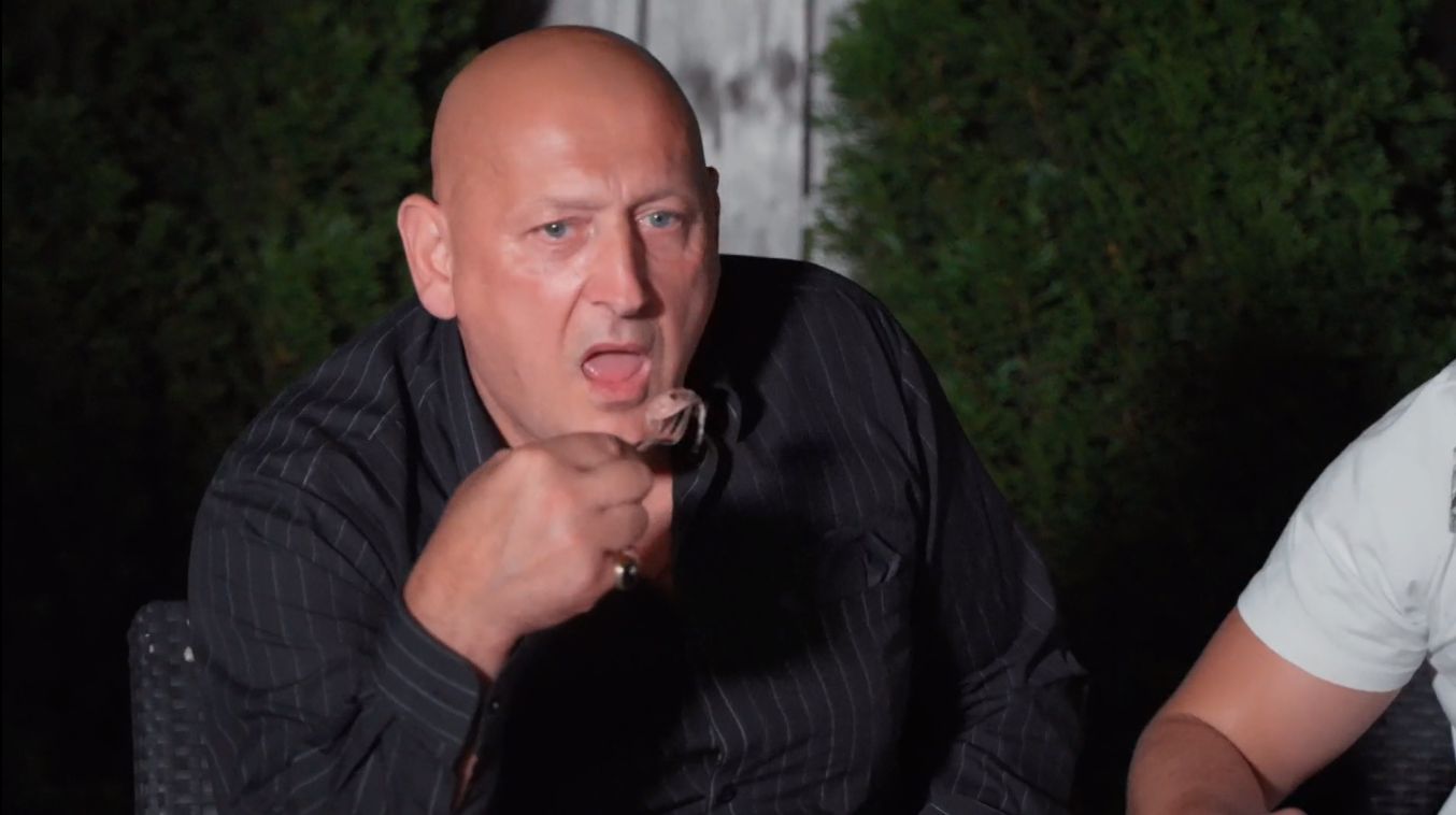 Jacek próbuje kiszonego śledzia na spotkaniu z kandydatem Dagmary. Po co? Dobre pytanie
