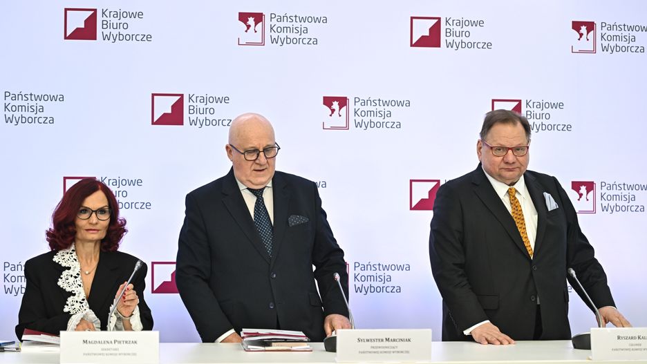 Sylwester Marciniak, Magdalena Pietrzak, Ryszard Kalisz
Warszawa, 07.04.2024. Wybory samorz�dowe 2024.  Przewodnicz�cy Pa�stwowej Komisji Wyborczej s�dzia Sylwester Marciniak (C), sekretarz Pa�stwowej Komisji Wyborczej, szefowa Krajowego Biura Wyborczego Magdalena Pietrzak (L) oraz cz�onek PKW Ryszard Kalisz (P) podczas konferencji prasowej w siedzibie KPRP w Warszawie, 7 bm. 7 kwietnia odbywa si� pierwsza tura wybor�w samorz�dowych Do zako�czenia g�osowania obowi�zuje cisza wyborcza. (jm) PAP/Radek Pietruszka
Radek Pietruszka
konferencja, pa�stwowa komisja wyborcza, PKW, polityka, prasowa, samorz�dowe, wybory, 1 tura, cisza wyborcza, dokonuj� wyboru, dokonuje wyboru, dokonywanie wyboru, dzie� wybor�w, g�osowanie, I tura, karty do g�osowania, komisje wyborcze, lokalu wyborczego, Obwodowa Komisja Wyborcza, Obwodowej Komisji Wyborczej, oddaj� g�osy, oddawanie g�os�w, opowiada� si�, opowiadaj� si�, pierwsza tura, urny wyborczej, wybierania, wybieranie, wybor, wyborca, wyborcy, wyb�r, wype�nianie kart, do samorz�d�w, do samorz�du, lokalnie, terytorialne, wybor�w samorz�dowych 2024, wybory samorz�dowe 2024