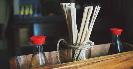 Restaurator miał dość tego widoku. Obciążył gości dodatkową opłatą