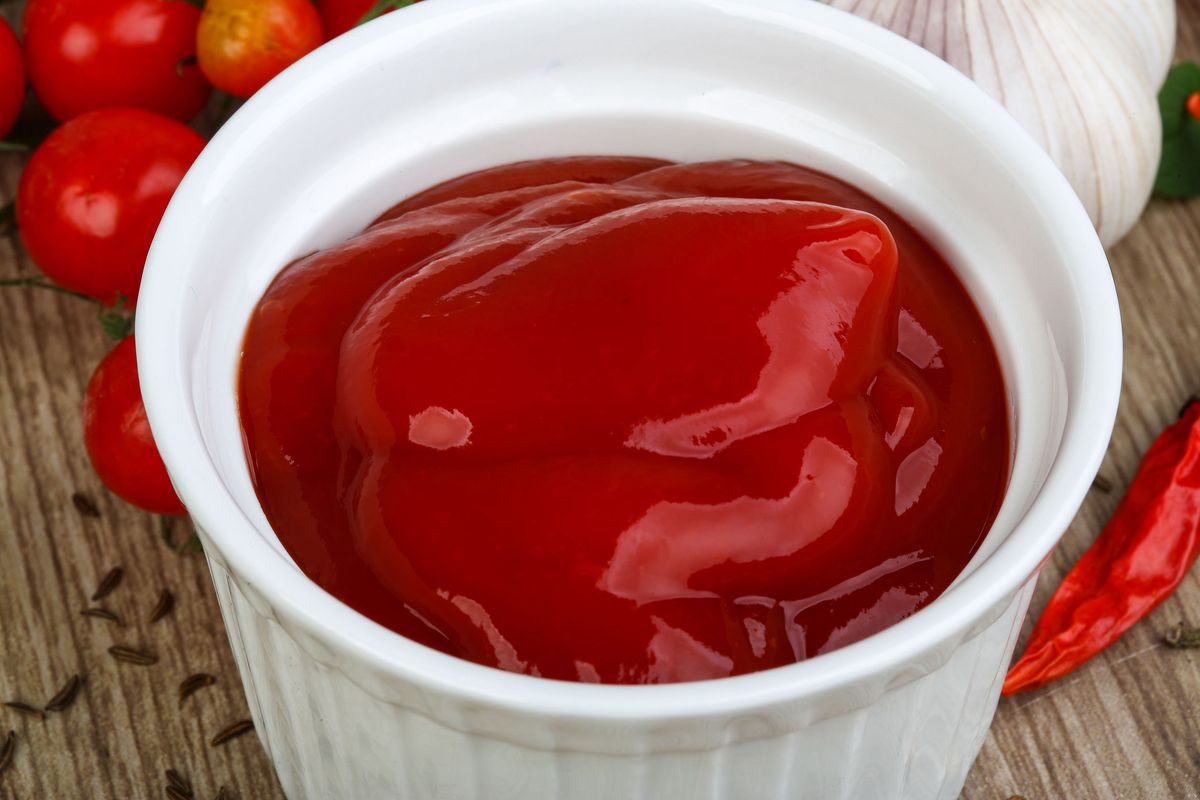 Współczesny ketchup składa się z koncentratu pomidorowego z dodatkiem octu i np. czosnku, ziela angielskiego, goździków, nawet cukru i żurawiny