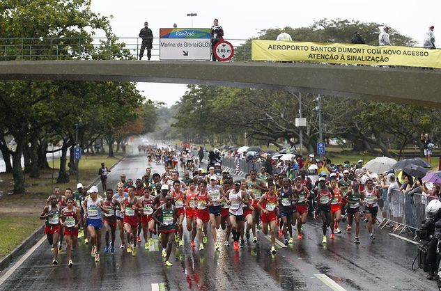 Na zdjęciu: Zawodnicy biorący udział w maratonie