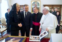 Andrzej Duda wraz z żoną u papieża. Pierwsza dama pojawiła się w symbolicznej stylizacji