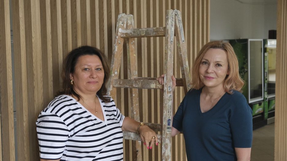 Strefa relaksu w V Liceum Ogólnokształcącym w Kielcach. Na zdjęciu od lewej: wicedyrektor szkoły Edyta Kolasa oraz polonistka Joanna Burda.