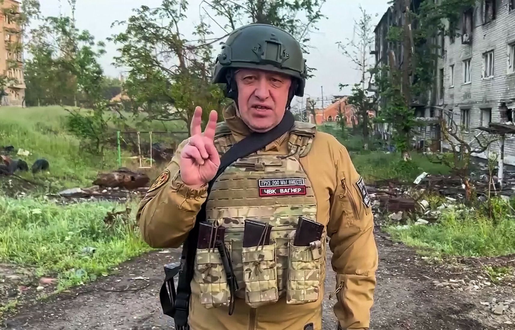 Grupa Wagnera wycofuje si? z BachmutuThis video grab taken from a handout footage posted on May 25, 2023 on the Telegram account of the press service of Concord -- a company linked to the chief of Russian mercenary group Wagner, Yevgeny Prigozhin -- shows Yevgeny Prigozhin speaking in Bakhmut. The head of Russia's Wagner mercenary group chief said on May 25, 2023 his troops had started transferring their positions in the flashpoint eastern Ukraine town of Bakhmut to the Russian military. (Photo by Handout / TELEGRAM/ @concordgroup_official / AFP) / RESTRICTED TO EDITORIAL USE - MANDATORY CREDIT "AFP PHOTO /  Telegram channel of Concord group" - NO MARKETING - NO ADVERTISING CAMPAIGNS - DISTRIBUTED AS A SERVICE TO CLIENTSHANDOUT