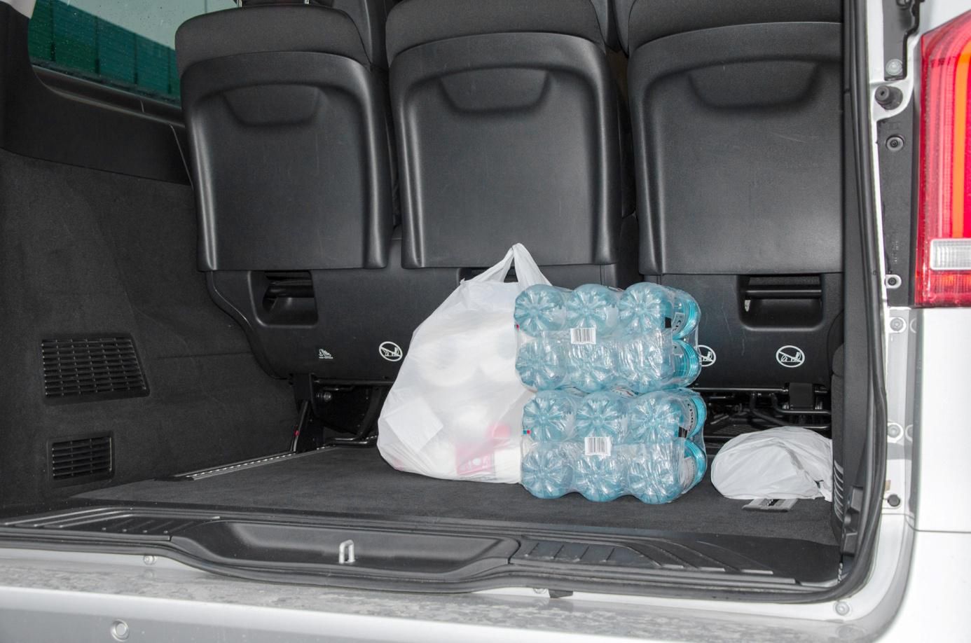 Minus bagażników tego typu samochodów to brak funkcjonalnych rozwiązań. Zakupy najlepiej kłaść na siedzeniach i zabezpieczać pasami, ponieważ położone w ten sposób swobodnie przemieszczą się w dowolne miejsce kabiny.