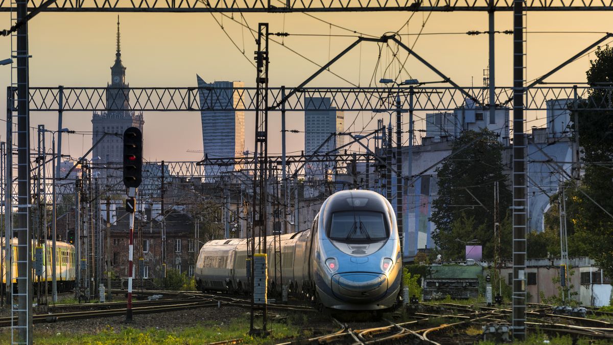 Railways junction during sunset in Warsaw
Warsaw city downtown and railways junction during sunset
Jacek Kadaj