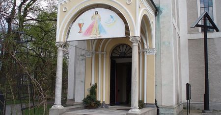 To nie jest zwykły kościół. Wejście zdobią kolumny z czasów Pompejów